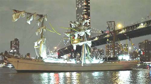 Navio do México bate na ponte do Brooklyn em Nova York e deixa mortos