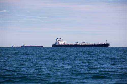 Com excesso de petróleo no mundo, navios aguardam compradores em alto-mar