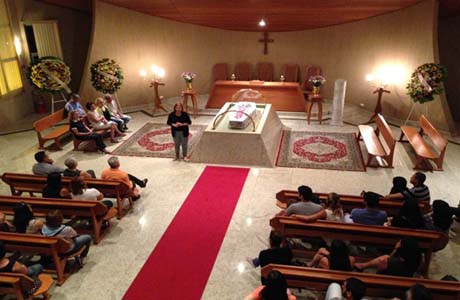 Parentes dão adeus a Nelson Ned em cerimônia de cremação