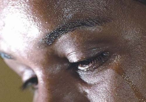 Mulher luta com dupla criminosa e escapa de estupro no Francês