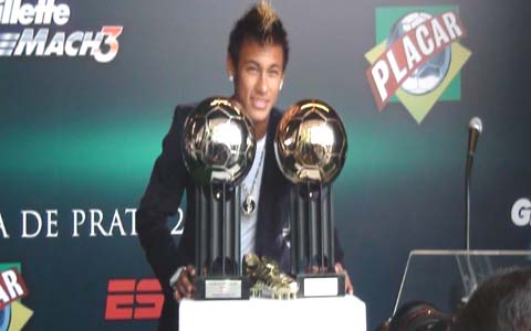 Sem prêmio da Fifa, Neymar ganha Bola de Ouro do Brasileiro; Corinthians tem 2 na seleção