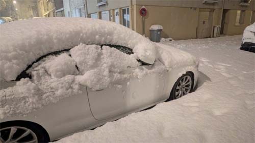 Tempestade de Neve na Europa leva ao Cancelamento de Mais de 800 Voos e Interrupções em Diversos Meios de Transporte