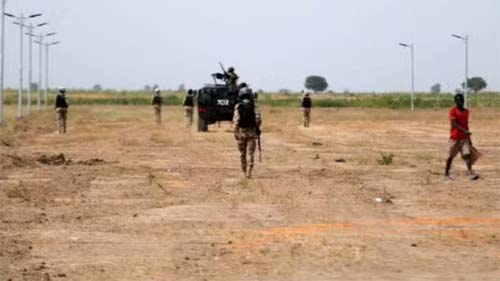 Caminhão passa por cima de bomba e deixa 26 mortos na Nigéria