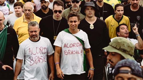 Deputado Nikolas Ferreira realiza marcha de sete dias e chega protegido por colete à prova de balas em Brasília