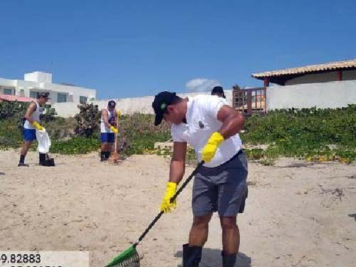 Marinha remove resíduos de óleo na Barra de São Miguel