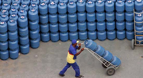 Botijão de gás custa 9% do salário mínimo pela 1ª vez em 13 anos