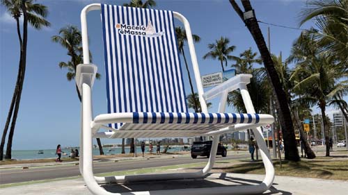 Reforma da famosa cadeira gigante na orla de Maceió revitaliza ponto turístico