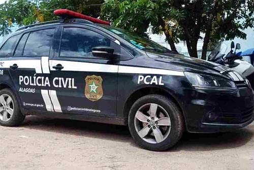 Idoso foi preso pelo estupro da menina de 14 anos, filha da mulher com quem se relacionava.