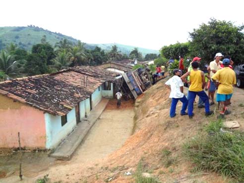 Caminhão invade residências próximo a Novo Lino