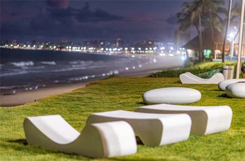 Praias de Jatiúca e Cruz das Almas recebem novos mobiliários