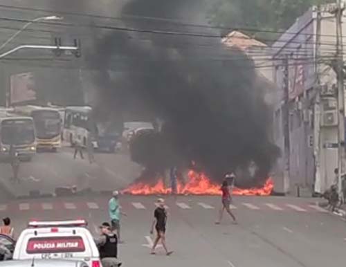 Manifestantes fecham ruas do Centro e cobram auxílios municipal e estadual