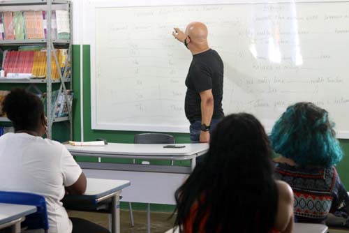 Núcleo de Línguas Estrangeiras está com matrículas abertas para cursos de inglês, francês e espanhol