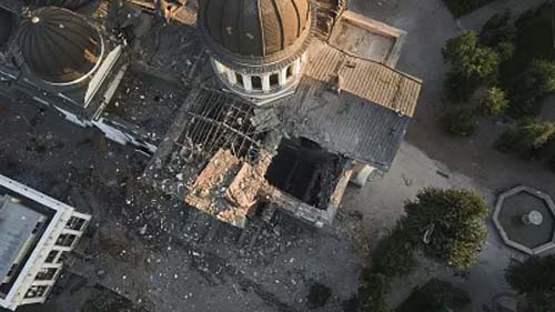 Zelenskyy avalia estragos de ataque aéreos na cidade portuária de Odesa