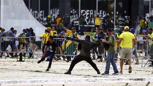 Réu dos atos antidemocráticos de 8/1 morre ao cair de árvore