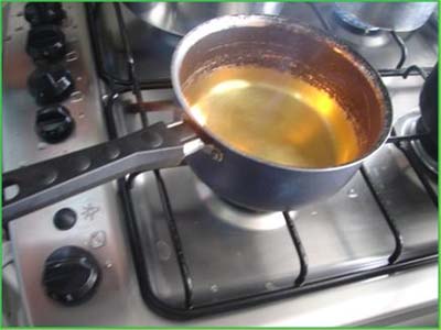 Homem joga óleo quente na esposa e é preso com arma de fogo