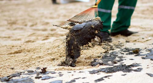 Após atingir o Nordeste, derramamento de óleo chega às praias do Rio de Janeiro