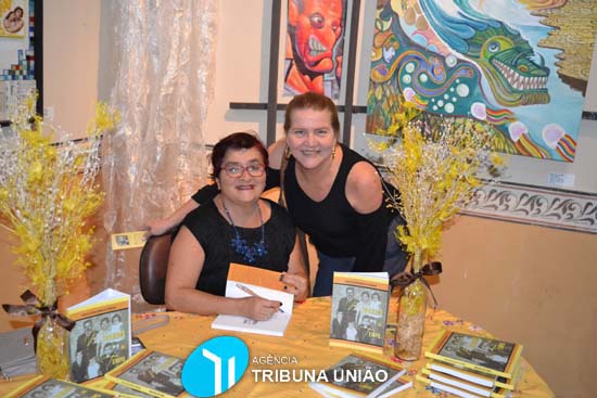 Jornalista palmarina Olívia de Cássia lança livro de memórias Mosaicos do Tempo