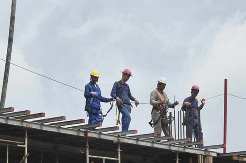 Ômicron provoca disparada de afastamento do trabalho em vários setores