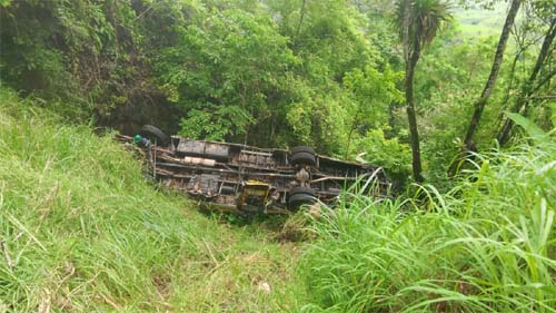 Motorista de guincho se acidenta durante remoção de ônibus que caiu na Serra da Barriga