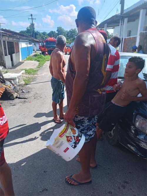 Moradores controlam incêndio em residência no bairro Fernão Velho, em Maceió