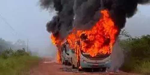 Tratores, ônibus e maquinários de empresas são destruídos em área de conflito territorial no Pará