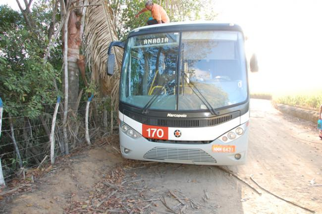 Ônibus é assaltado por cinco pessoas, entre eles uma grávida