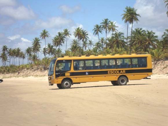 Ônibus do programa 'Caminho da Escola' de São José da Laje é flagrado em pleno domingo na praia 