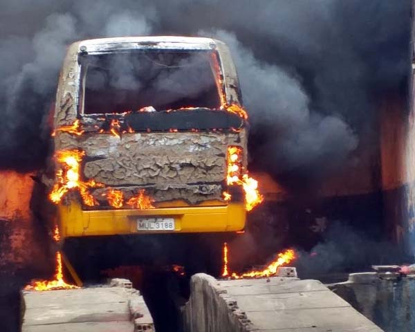 Ônibus escolar pega fogo dentro de garagem de prefeitura no interior de Alagoas