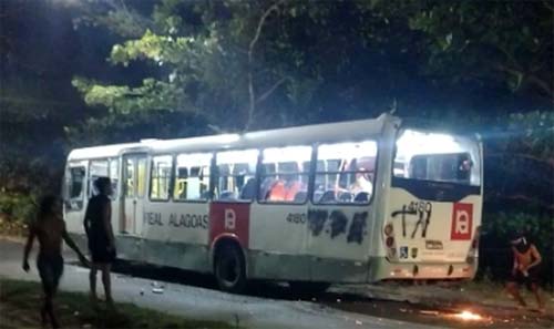 Terror em Maceió: criminosos incendeiam ônibus em retaliação à morte de traficante