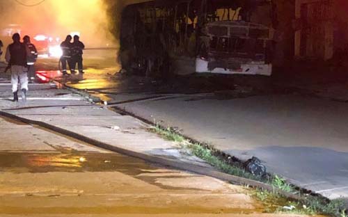 Ônibus do Rosane Collor é incendiado no Clima Bom