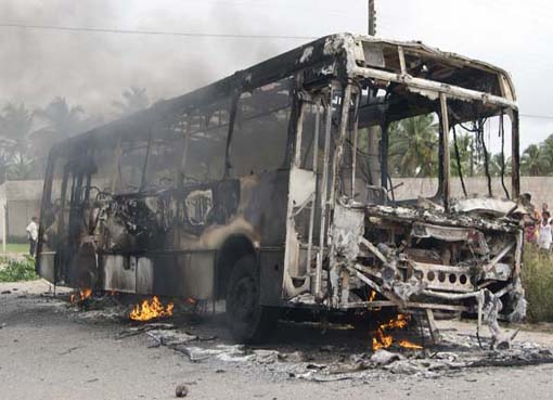 Ônibus da Real Alagoas é incendiado em protesto em Marechal Deodoro 