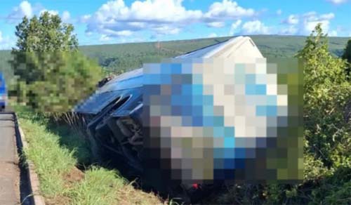 Ônibus que transportava 46 pessoas de São Paulo a Arapiraca capota na BR-251, em Salinas