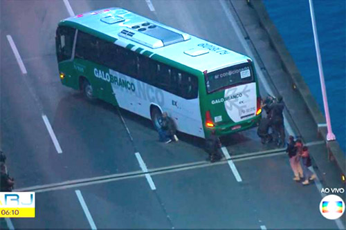 Sequestrador de ônibus na Ponte Rio-Niterói é morto pela polícia do Rio