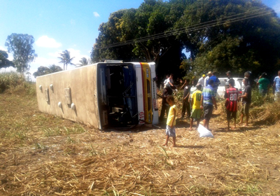 Ônibus que transportava trabalhadores rurais tomba e 10 ficam feridos