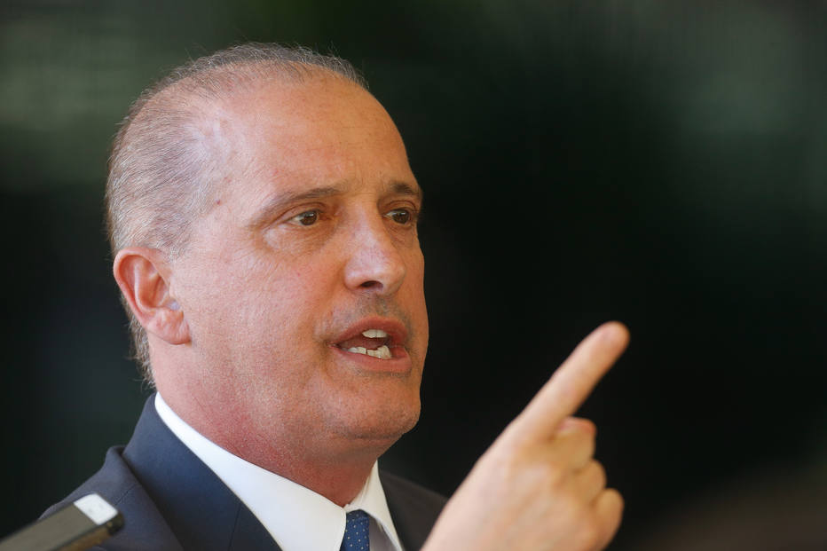 Onyx pede trégua à imprensa, mas abandona coletiva após perguntas sobre caixa 2 e Coaf