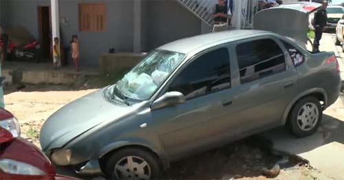 Duas pessoas são presas após veículo furar fiscalização da Arsal e colidir contra moto, em Ipioca