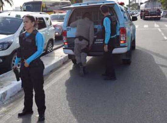 Mulher é esfaqueada pelo parceiro, mas deixa hospital com agressor