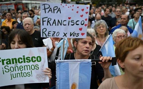 Missa pelo papa reúne centenas de fiéis na Argentina