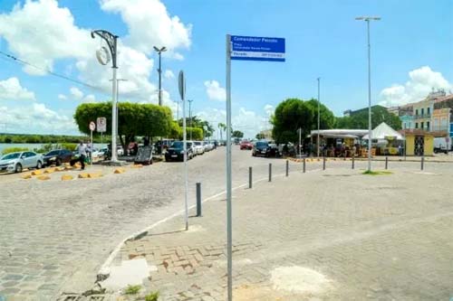 Homem é agredido e amarrado a poste da orla em Penedo