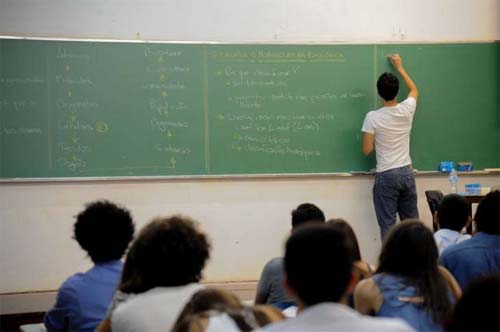 Professores agora têm limite de faltas injustificadas; entenda nova regra