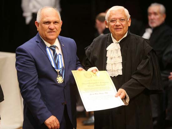 Presidente Otávio Praxedes recebe a mais alta condecoração do TJPE