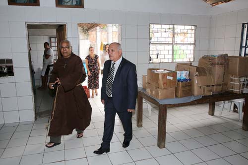 Presidente do TJAL entrega mais de 180 kg de alimentos para Lar Santo Antônio de Pádua