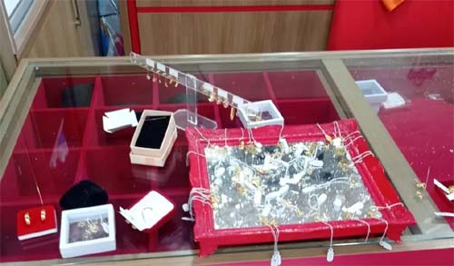 Quatro homens furtam cerca de R$ 50 mil reais em acessórios de joalheria