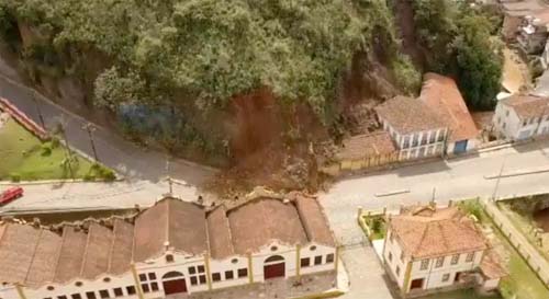 Em Ouro Preto (MG), deslizamento de terra destrói imóveis históricos