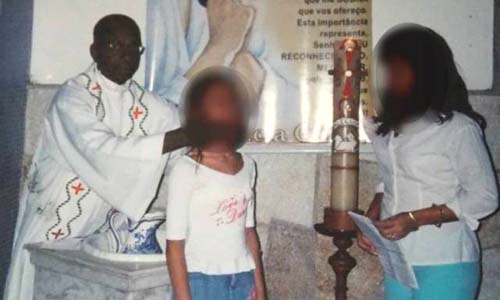 Padre é flagrado fazendo sexo na casa paroquial e será indiciado por estupro de menina de sete anos