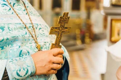 Mulher é presa por extorquir padre em R$ 78 mil para não divulgar pedofilia