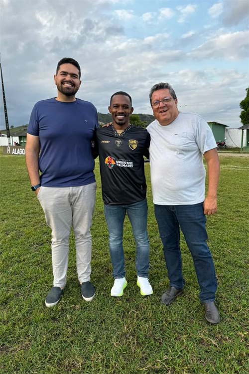 Pai de Endrick visita União dos Palmares e ganha camisa de Zumbi