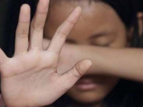 Pai é preso por passar mão nas partes íntimas da filha e alega estar “brincando de cócegas”