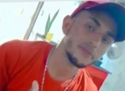 Pai e filho morrem após colisão entre carro e moto em cruzamento