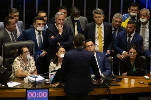 Em mês após recesso, Congresso enfrenta motim, CPMI e emperra em votações